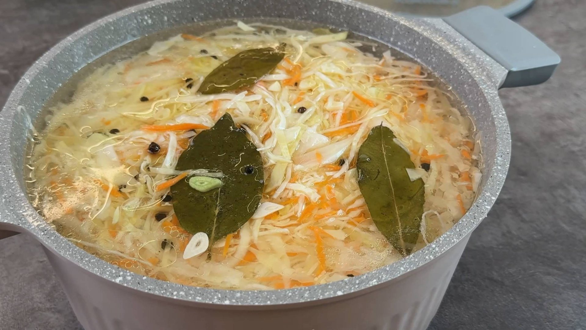 Так маринует капусту уже много лет моя мама (лет 5 точно): ну очень вкусная смотреть онлайн