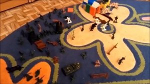 Война игрушек Игрушечная битва, бои военная база На помощь пришли супергерои и всех спасли Победа!