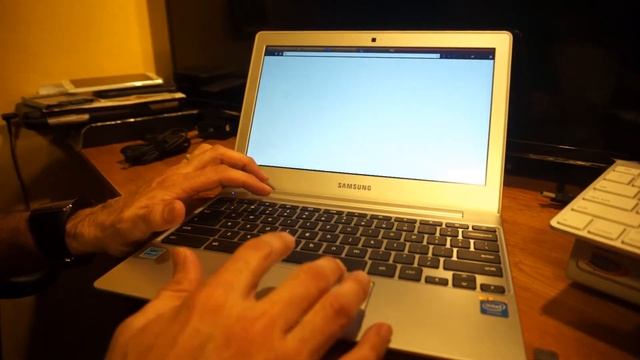 Samsung Chromebook 2 Unboxing Overview Running Chrome OS and Linux смотреть онлайн