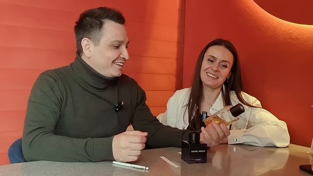 Девушка оценивает мои ароматы