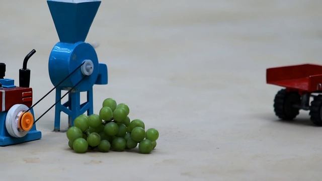 diy tractor grapes juice machine mini science project | flour mill | @CreativeTractor | keepvilla смотреть онлайн