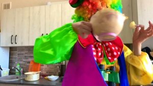 Руслан собирается показать как играть с Няней | Правила поведения для детей | Ромарики Плей