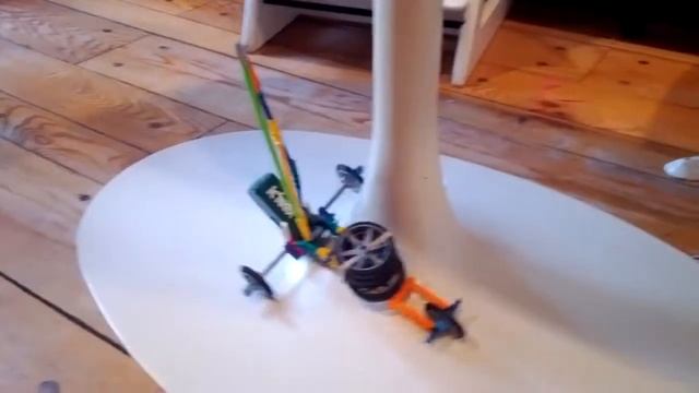 Jasper's K'nex invention - a weighted car can navigate around a column by itself! смотреть онлайн