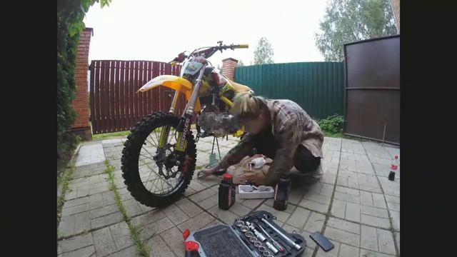 timelapse my girl change oil on pitbike смотреть онлайн