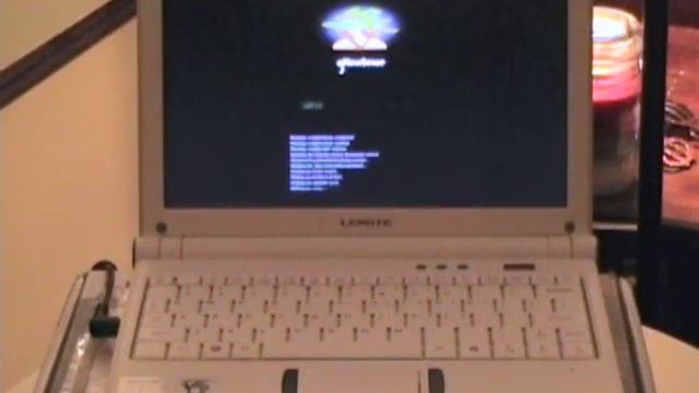 Lemote Yeeloong first bootup by Mark Johnson смотреть онлайн