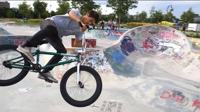 Testing Slowmotion on my Lunix GH5 смотреть онлайн