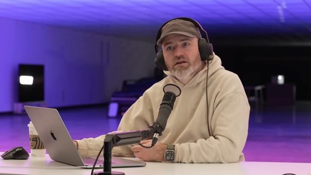 Spotify Vs Apple Music Feud Is Getting Intense смотреть онлайн