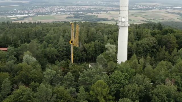 Liebherr - MK 140 mobile crane: assembly of mobile radio technology at a height of 85 metres смотреть онлайн