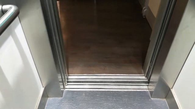 Efficient TK Maxx (or Wagamama?) lift with unique Stentorgate announcements! смотреть онлайн