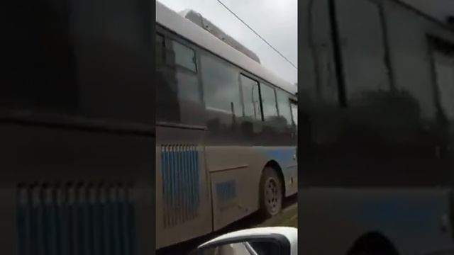 Автобус в Алматы попыталс проехать по выделенной трамвайной линии смотреть онлайн