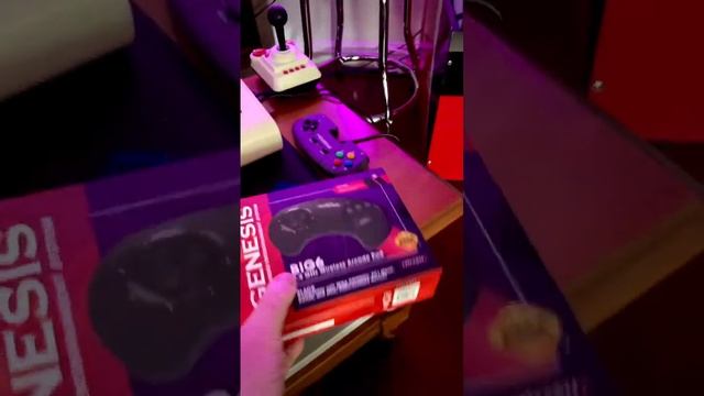 New Retro-Bit Controllers! Legacy GC, and the BIG 6 Sega Genesis Controllers! смотреть онлайн