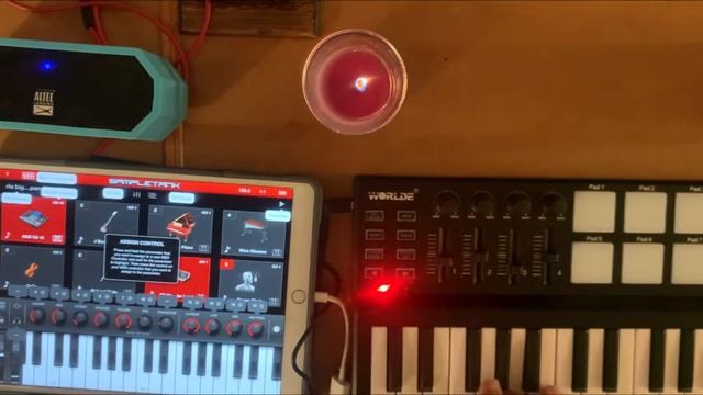 Worlde Panda Mini Midi Controller DEMO with iPad and iOS APP Sampletank MIDI LEARN/PADS & MORE смотреть онлайн