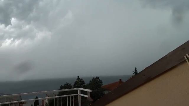 Надвижение мощного шторма на море в хорватии. Очень зрелищно. смотреть онлайн