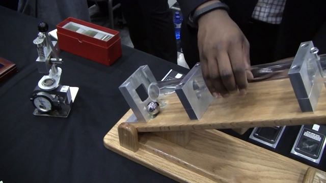 Gorilla Glass stress Test MWC 2013 смотреть онлайн