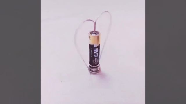 Самый лёгкий электродвигатель из батарейки и проводки. смотреть онлайн