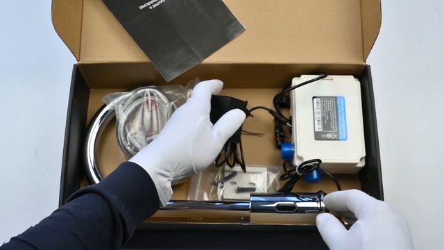 Распаковка Сенсорный смеситель для кухни Raiber Sensor RSF88198. смотреть онлайн