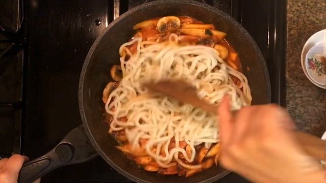How to make SIMPLE Kimchi Noodles! смотреть онлайн