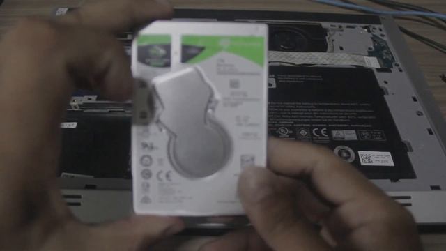 Trocando HD com BAD BLOCK Notebook DELL 15-5557 смотреть онлайн