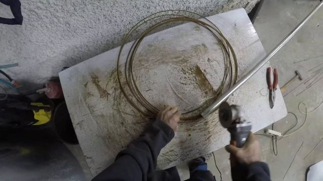 Выправляем и одновременно зачищаем ржавую проволоку (1) смотреть онлайн