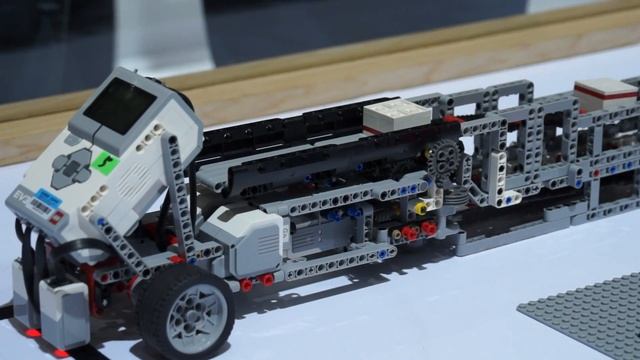Huawei & SAP visualisieren Smart Factory mit Lego auf der CeBIT 2017 смотреть онлайн