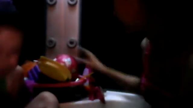 Мы сестрой в ване играем !! Только сестра вредная. смотреть онлайн
