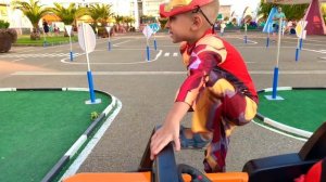 Руслан собирается показать как играть с новыми игрушками GooJitZu  Marvel