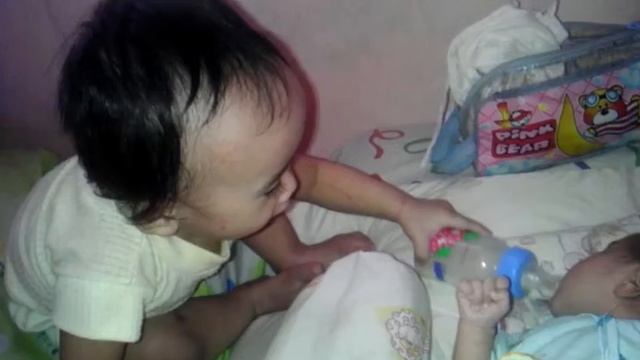 debian (baby 2 years old ) give the sister (one month old) milk смотреть онлайн