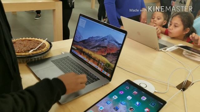 iPhone X Review • While eating a pie!!!!!! смотреть онлайн