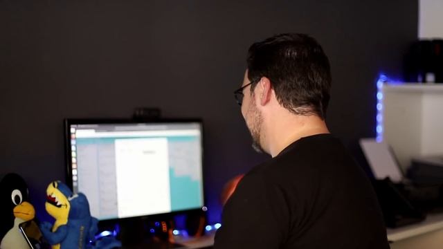 Eu fiz eles usarem LINUX por 7 dias! (Será que deu certo?) смотреть онлайн