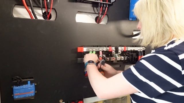 Victron Charge Controller Wiring смотреть онлайн