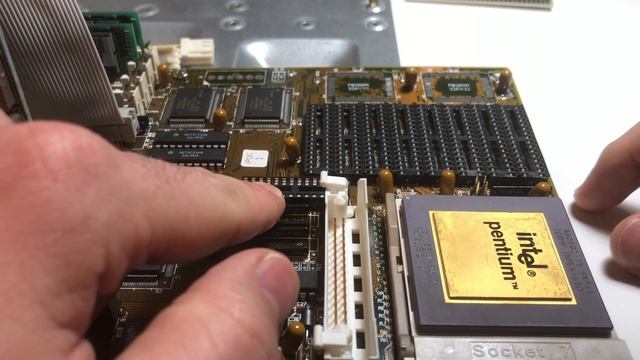 Upgrading the Full Yes 82430I to 512KB of SRAM Cache! смотреть онлайн