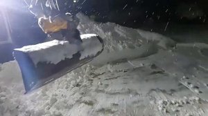 Убираю снег миниэкскаватором супер)))