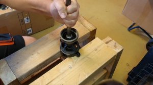 Ну как же вытащить эти сальники обоймы гребного вала?!