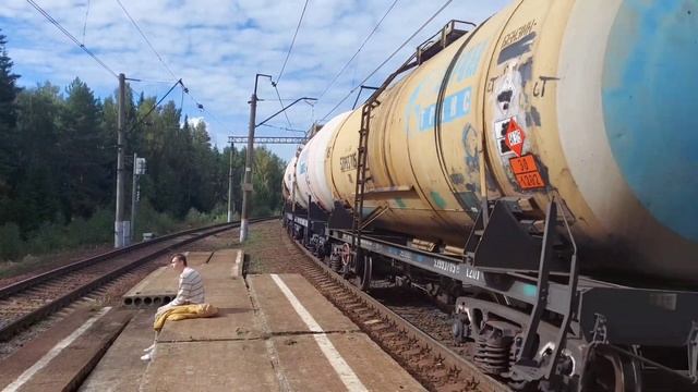 Встреча грузового и пригородного! Электровоз ВЛ10У-142 и электропоезд ЭД2Т 0017 смотреть онлайн
