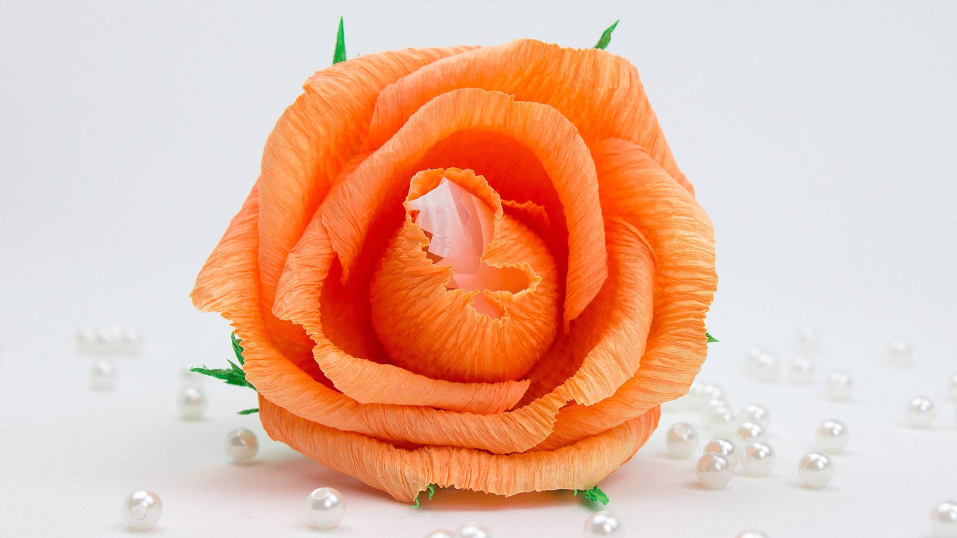 Оранжевые розы из конфет и гофрированной бумаги своими руками. смотреть онлайн