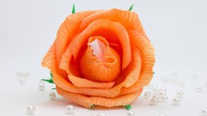 Оранжевые розы из конфет и гофрированной бумаги своими руками.