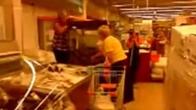 Бабуля у аквариума Прикол в супермаркете смотреть онлайн