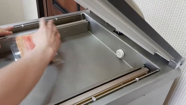 Вакуумная упаковка рыбы. (упаковка лосося, форели, семги на подложке) смотреть онлайн