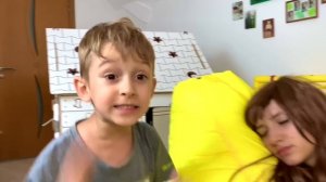 Руслан делает новые прически маме