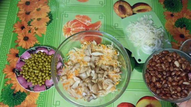 Салат из квашеной капусты с фасолью,грибами,зелёным горошком.Просто!Быстро!Сытно!#food#салат#еда смотреть онлайн