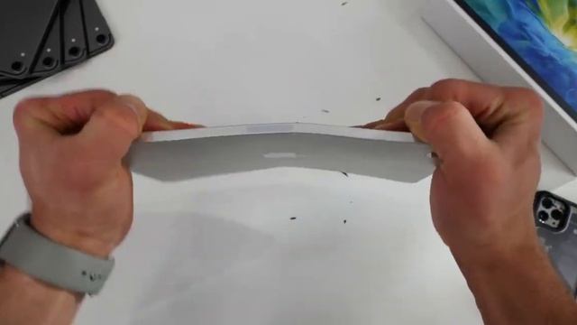 2020 iPad Pro Bend Test & Teardown! Still Bends смотреть онлайн