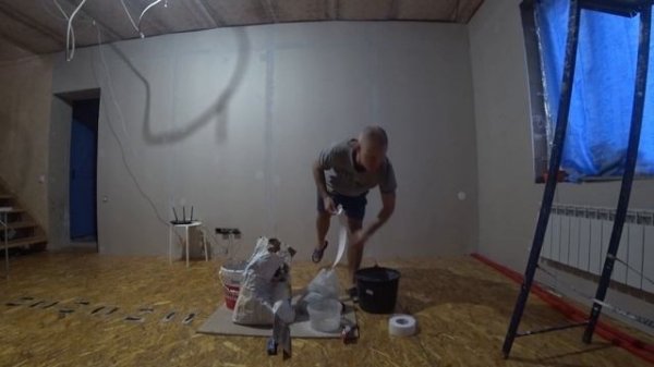 Клеим гипсокартон на стены в место штукатурки. Экономим на ремонте , делаем своими руками .