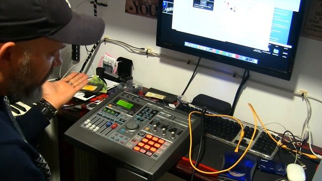 Installing an IDE-to-SD into the Roland A6 and use SP-808 Wave converter смотреть онлайн