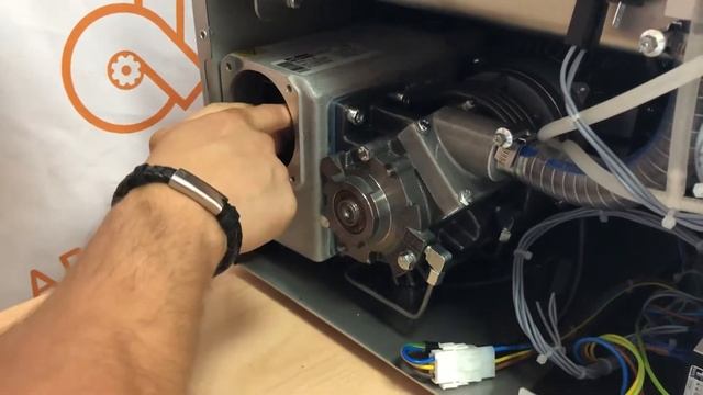 Замена воздушного фильтра на вакуумном упаковщике HENKELMAN BOXER 42 смотреть онлайн