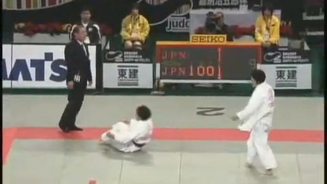 O-soto-gari par Yoshie Ueno (JPN) смотреть онлайн