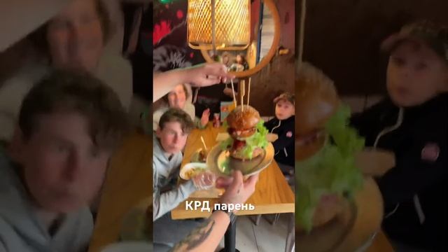 Самый большой #бургер в #крдпарень смотреть онлайн