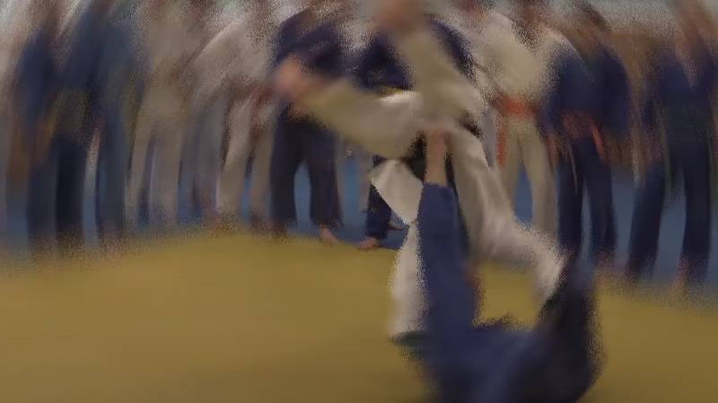 Бросок через голову с упором стопы в живот