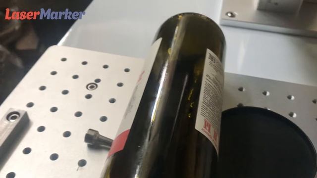 Маркировка стеклянной цилиндрической поверхности с помощью лазерного маркера смотреть онлайн