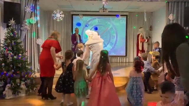 Новогодний праздник в детском саду у младшей группы Ломоносовской школы-пансион смотреть онлайн