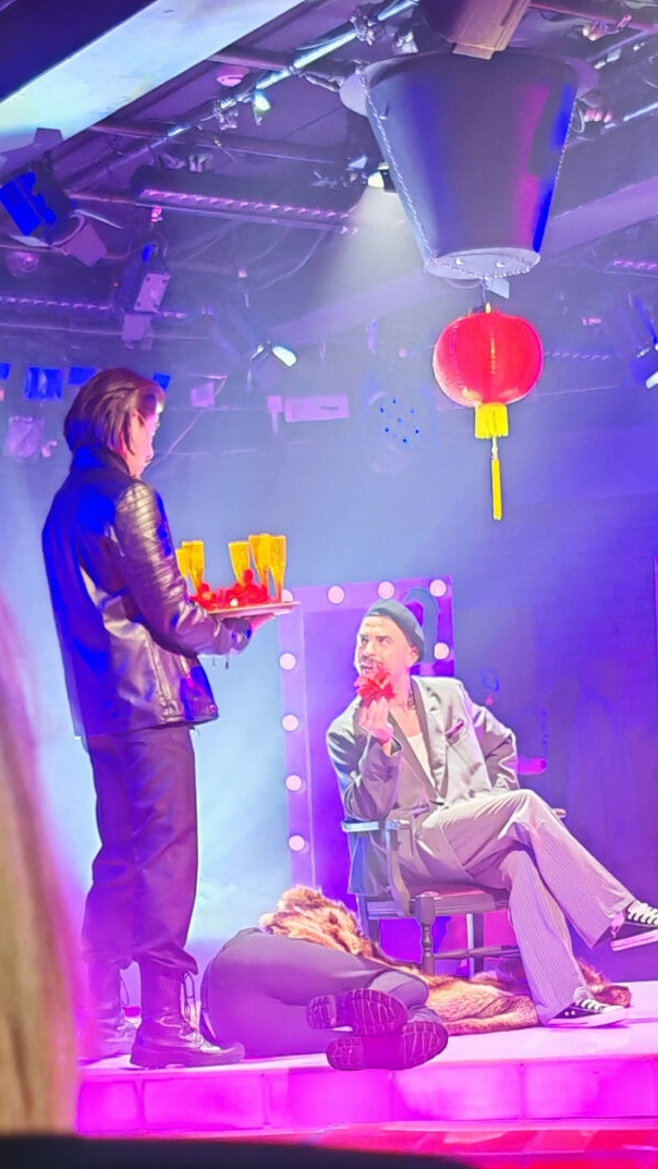 В антракте спектакля Зойкина квартира. Коллектив Первого театра отжигает вместе с публикой 🎭 смотреть онлайн